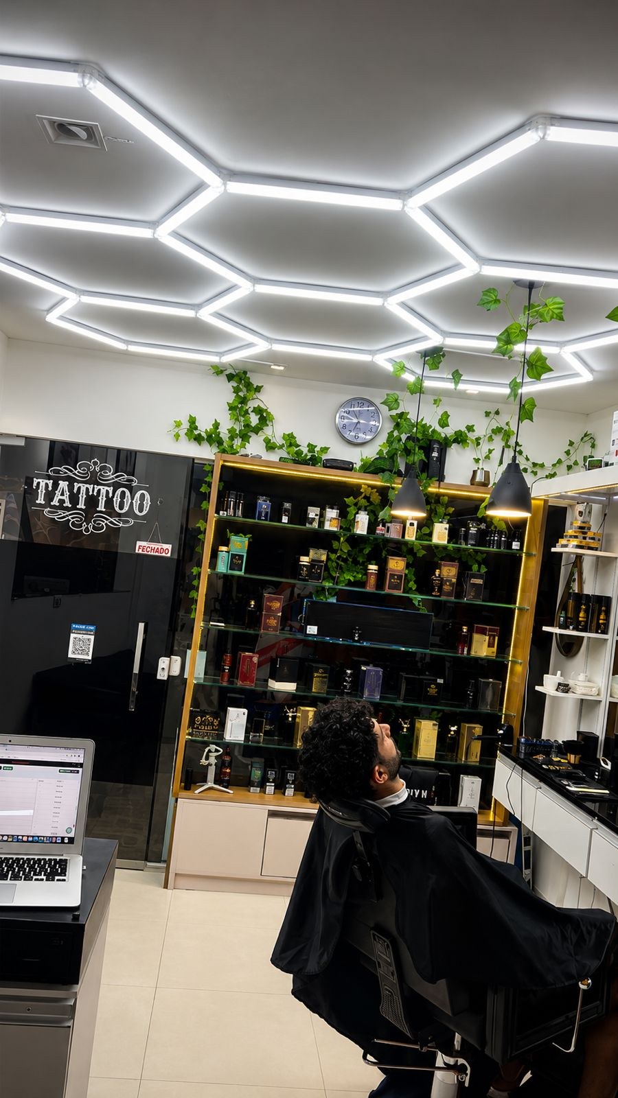 Interior da barbearia com iluminação e decoração