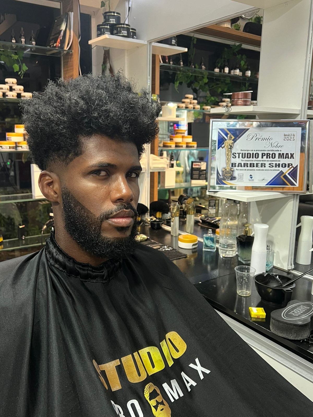 Cliente recebendo atendimento na barbearia