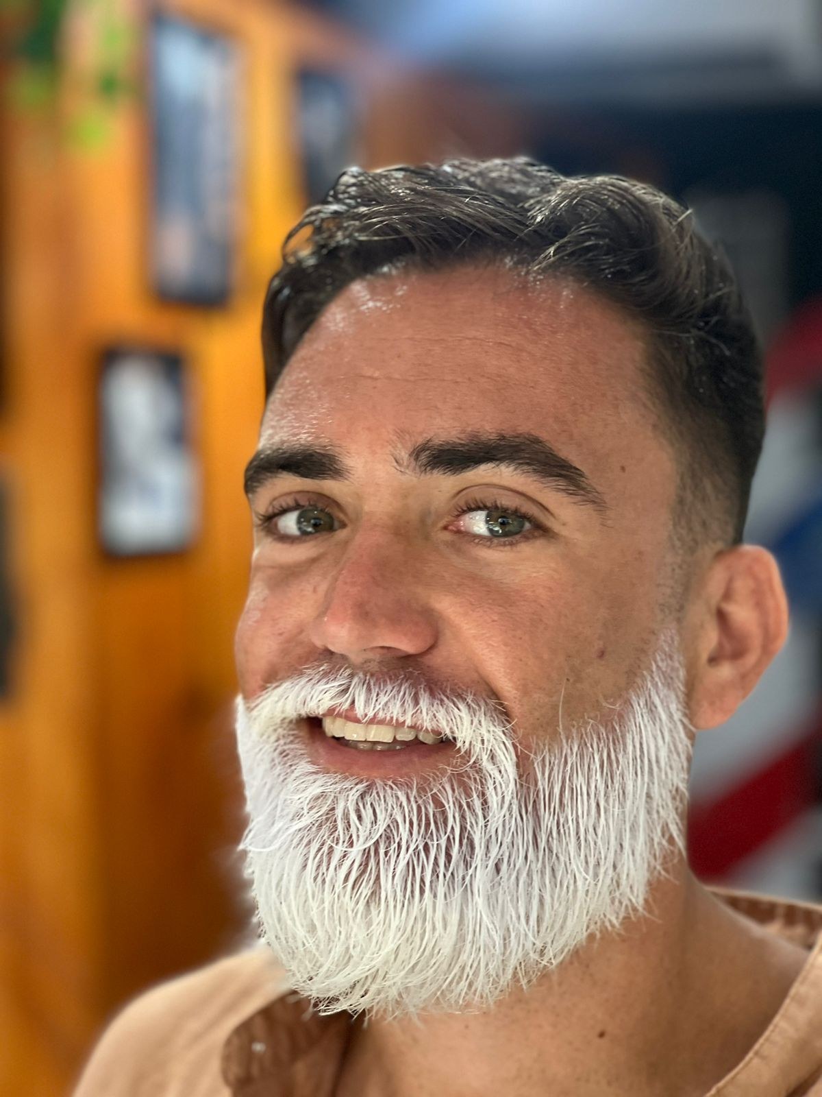 Corte masculino com barba bem alinhada