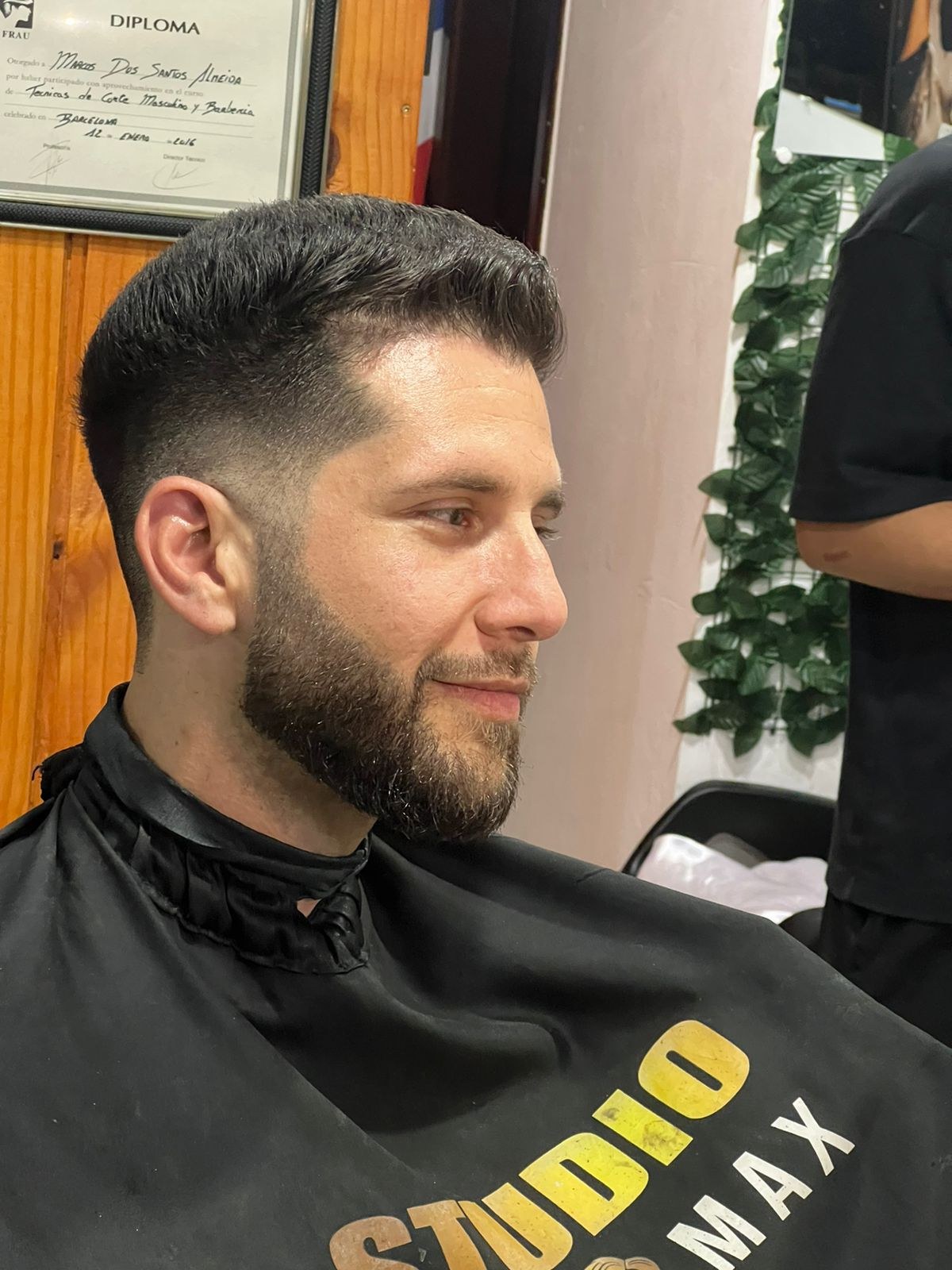 Cliente com acabamento de barba e cabelo
